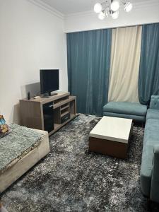 Una sala de estar con un sofá y un televisor. en San stefno four season, en Alejandría 12 fotos más
