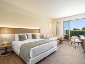 Posteľ alebo postele v izbe v ubytovaní Avra Imperial Hotel