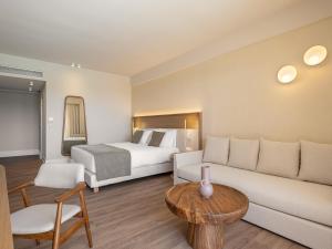 Posteľ alebo postele v izbe v ubytovaní Avra Imperial Hotel