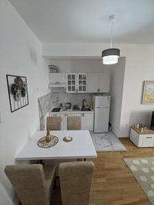 ブドヴァにあるApartman Mina, Bečići - Budvaのキッチン(白いテーブル、椅子付) +12枚の写真