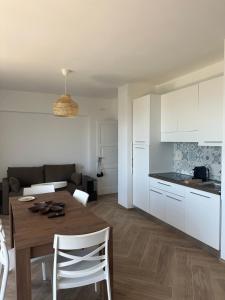 Kuchyň nebo kuchyňský kout v ubytování BELVEDERE SUITES Vista Mare, Eleganza e Comfort