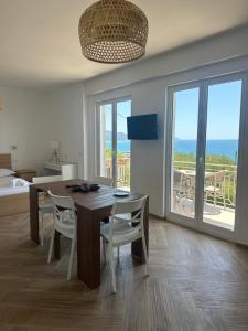 TV a/nebo společenská místnost v ubytování BELVEDERE SUITES Vista Mare, Eleganza e Comfort