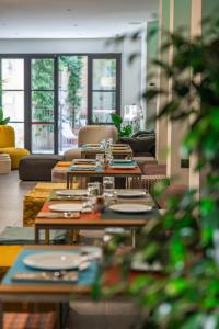 ein Wohnzimmer mit einem Tisch, auf dem Teller stehen in der Unterkunft Arco Vecchio Urban Suite - Epoca Collection in Lecce