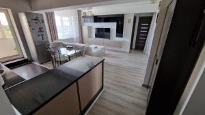 a kitchen and living room with a counter top at MMT SweetHome Sud in Ploieşti +3 photos