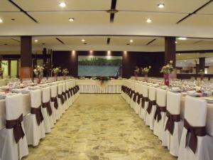 una fila de mesas en un salón de banquetes en Hostal Salones Victoria, en Santa Marina del Rey