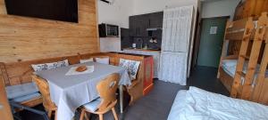 eine Küche und ein Esszimmer mit Tisch und Stühlen in der Unterkunft La Tana della Volpe, Falcade - BL in Falcade + 16 Fotos