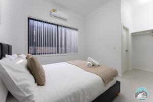 Aircabin - Cobbitty Spacious 4BR with 2 Baths客房内的一张或多张床位