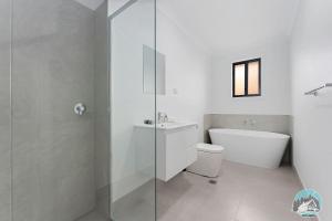 Aircabin - Cobbitty Spacious 4BR with 2 Baths的一间浴室