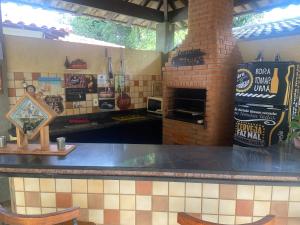 a bar in a restaurant with a counter top at Alvorecer do Pepê in Lagoa Santa