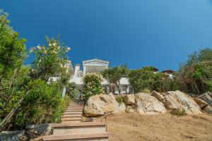 una casa en una colina con escaleras delante en Villa Artemis, en Quartu Sant'Elena