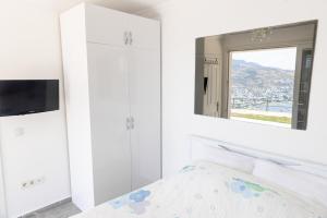 Μια τηλεόραση ή/και κέντρο ψυχαγωγίας στο Gündoğan Bay View Suite - Garden - Terrace - Air Conditioning
