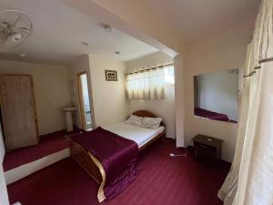 Postel nebo postele na pokoji v ubytování HOTEL HIGHLANDER INN SKARDu