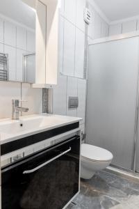 Ένα μπάνιο στο Gündoğan Bay View Suite - Garden - Terrace - Air Conditioning