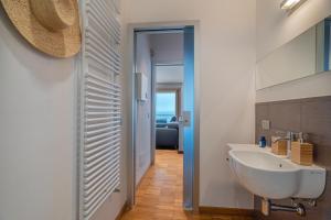 un baño con lavabo y espejo en Villa Artemis, en Quartu Sant'Elena
