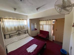 Postel nebo postele na pokoji v ubytování HOTEL HIGHLANDER INN SKARDu