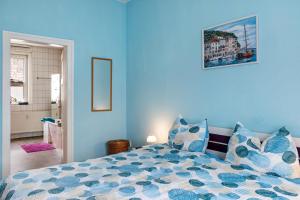 a blue bedroom with a bed with blue walls at Ferienwohnung Burgblick in Plaue