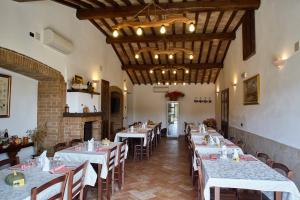 A restaurant or other place to eat at Agriturismo S. Apollinare