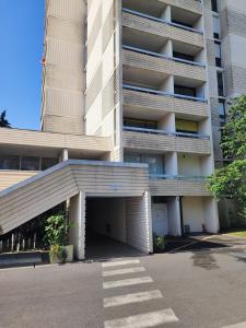 ein Gebäude mit einer Parkgarage davor in der Unterkunft Appartement spacieux et lumineux, idéalement situé in Pessac