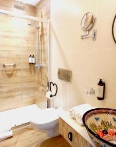 a bathroom with a shower and a sink at Karczma Rzym Bydgoszcz S5 in Bydgoszcz