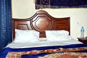 Postel nebo postele na pokoji v ubytování HOTEL HIGHLANDER INN SKARDu