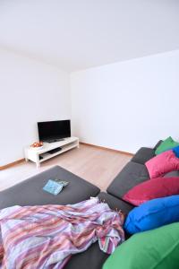 un divano con cuscini sul pavimento in una camera di Casa da Baía - Guest House a Horta