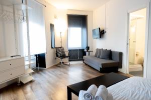 a living room with a bed and a couch at B&B Il Bianco E Il Nero in Siracusa