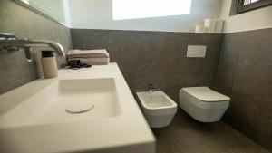Un baño de Emma Living - neue stilvolle Ferienwohnungen in Peschiera del Garda - nur 2 km vom Gardasee entfernt 17 fotos más