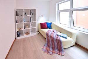 a living room with a couch and a window at Casa da Baía - Guest House in Horta