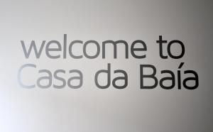 un cartel con las palabras bienvenidos a casa da bia en Casa da Baía - Guest House en Horta