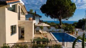 a villa with a swimming pool and a house at Casa del Sol Zagora in Zagora