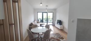 Un comedor con mesa y sillas en Apartman 22, en Trebinje