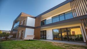 ペスキエーラ・デル・ガルダにあるEmma Living - neue stilvolle Ferienwohnungen in Peschiera del Garda - nur 2 km vom Gardasee entferntの前にベンチがある建物