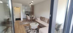 una sala de estar con un sofá y una mesa en Apartman 22, en Trebinje