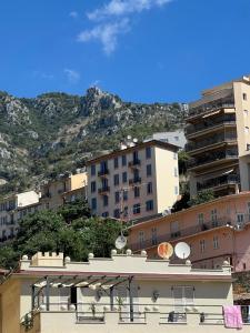 ボーソレイユにあるNew Large Studio - Monaco Border - Sea View - Lift - Parking includedの山を背景にした一群の建物