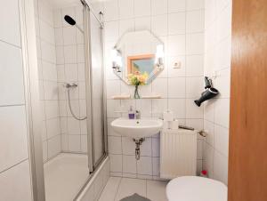 ゼープニッツにあるL4 - Urlaubsmagie - Kleine Wohnung am Wanderwegの洗面台とシャワー付きの白いバスルーム +13枚の写真