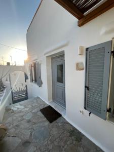 a white house with a door and a window at La Casa Bianca Naxos in Vívlos