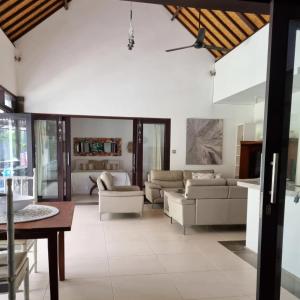 a living room with a couch and a table at Villa Casa Jamika in Seminyak