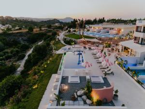 法里拉基The Palms Concept Hotel Adults Only 16 Plus的带游泳池的度假村的鸟瞰图