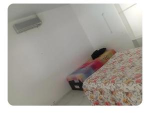 a small room with a bed and a bed sqor at aconchego da Lenna in Juazeiro do Norte