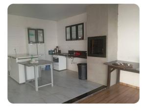 Η κουζίνα ή μικρή κουζίνα στο aconchego da Lenna