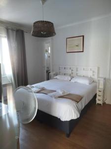 Postel nebo postele na pokoji v ubytování Le Crist'Al, hôtel climatisé, front de mer, proche du centre ville, et solution de restauration