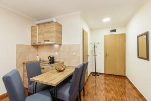 Apartmani Jakšić的厨房或小厨房