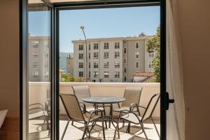 Apartmani Jakšić的阳台或露台