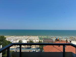 una vista di un parcheggio e dell'oceano di Sogno Vista Mare - Novità! Vicina alla Rotonda e con Parcheggio Privato a Senigallia