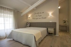 a bedroom with a bed with a sign on the wall at B&B Villa Anna in Lucca