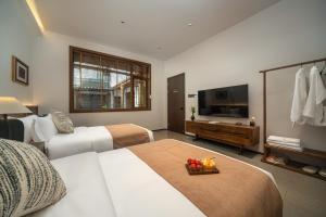 Llit o llits en una habitació de 凤凰古城树喜民宿店Shuxi Guesthouse- Fenghuang Ancient Town