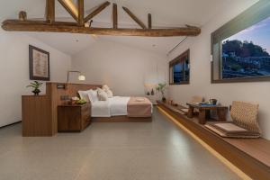 Llit o llits en una habitació de 凤凰古城树喜民宿店Shuxi Guesthouse- Fenghuang Ancient Town