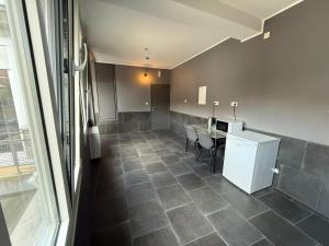 una cucina con un tavolo e un frigorifero bianco di Logements des choraux a Tournai