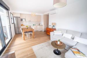 un salon avec un canapé et une table dans l'établissement Gandia Playa Moderna - nuevo con piscina y parking, 2 banos, playa 300 m, grau 300 m, à Playa de Gandia
