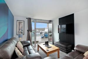 Posezení v ubytování Luxury 2 Bedroom Harbour Apartment With Panoramic Ship Views
